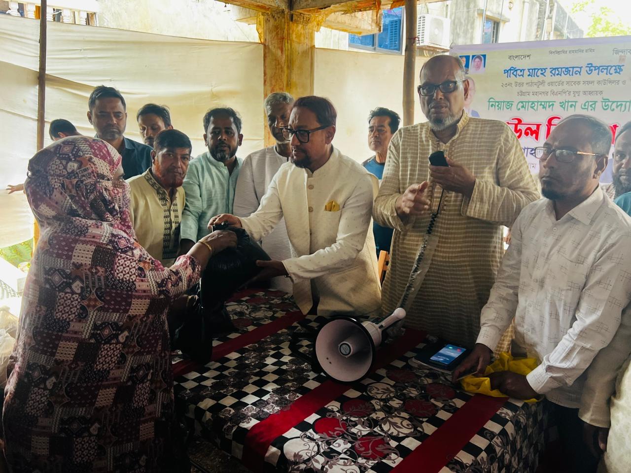 ধনিওয়ালা পাড়ায় খাদ্য সামগ্রী বিতরণকালে ডা. শাহাদাত হোসেন