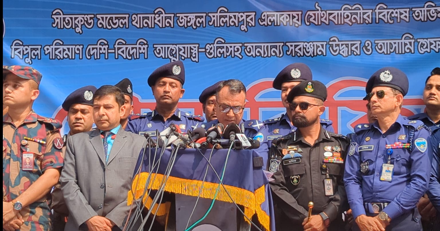সীতাকুণ্ডের জঙ্গল সলিমপুরে ৩ হাজার ১৮৩ সদস্যের সাঁড়াশি অভিযান: বিপুল অস্ত্র ও গুলিসহ আটক ২২