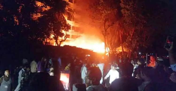 চট্টগ্রামে ইস্পাহানি গেট সংলগ্ন বস্তির আগুনে পুড়ল ৩০টি ঘর