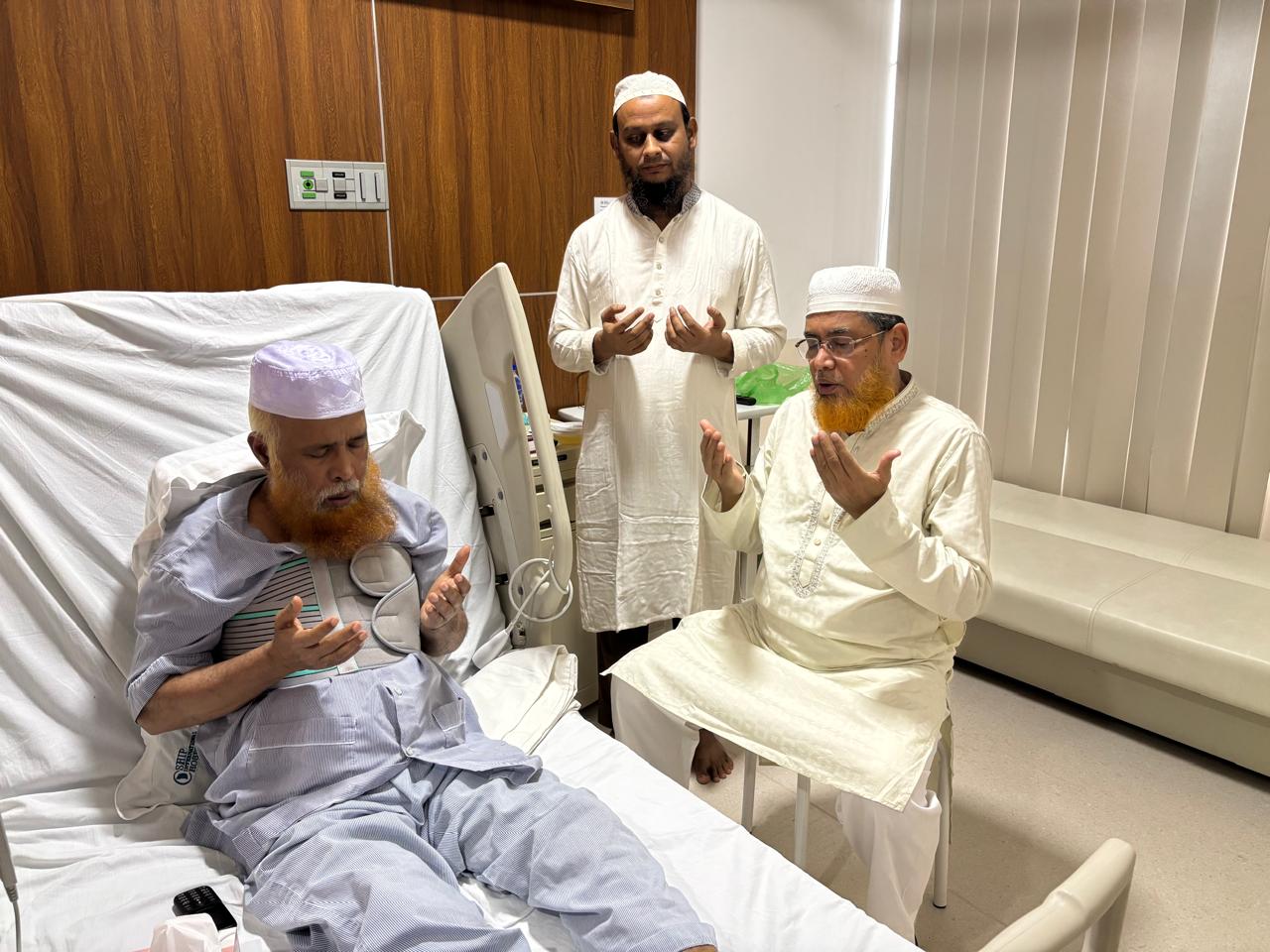 বিশিষ্ট আলেমে দ্বীন অসুস্থ হাফেজ মাওলানা মুহাম্মদ তৈয়বকে হাসপাতালে দেখতে যান মুহাম্মদ শাহজাহান