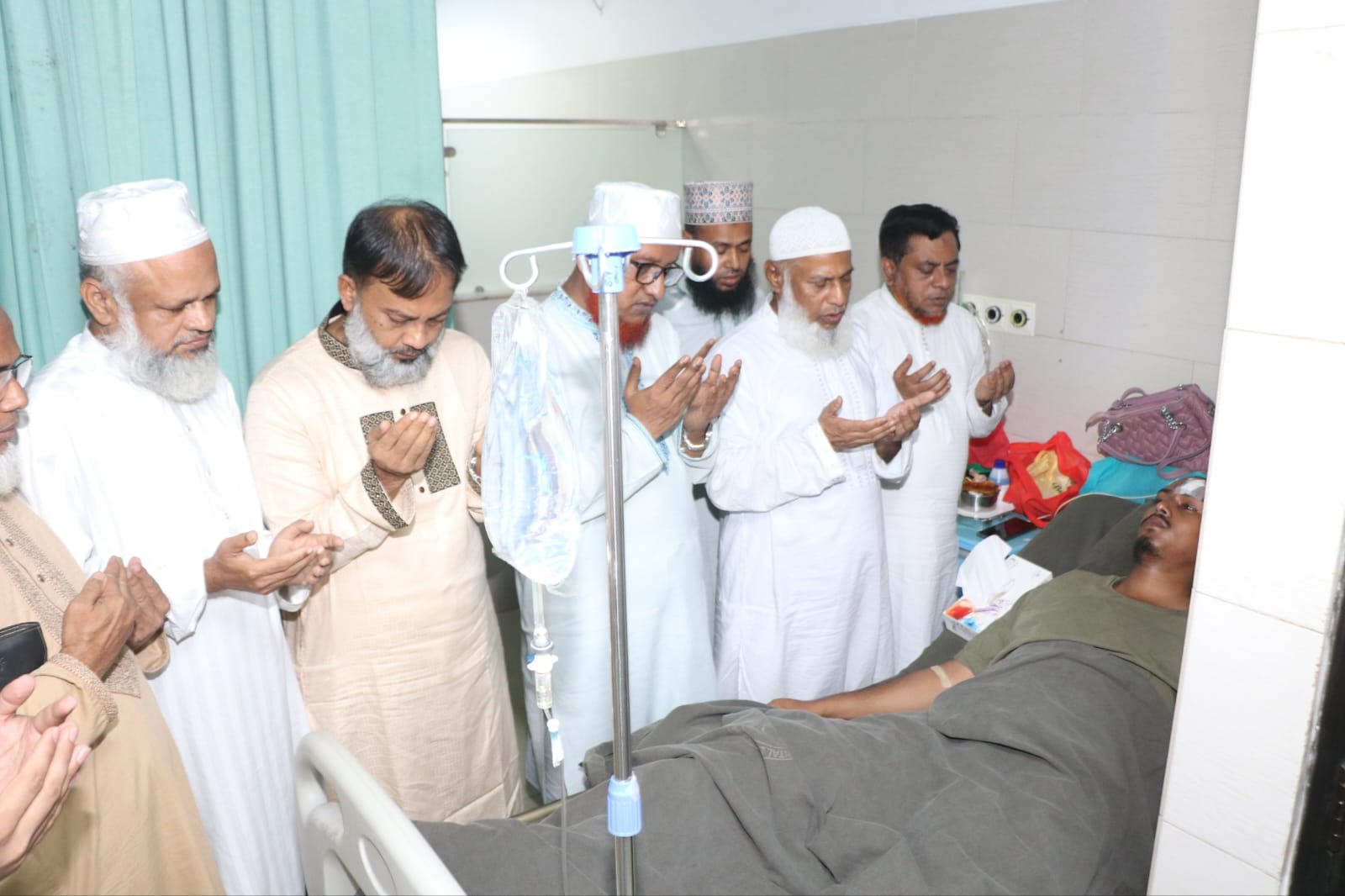 সিটি কলেজে হামলা: আহতদের দেখতে হাসপাতালে মহানগর জামায়াত আমীর