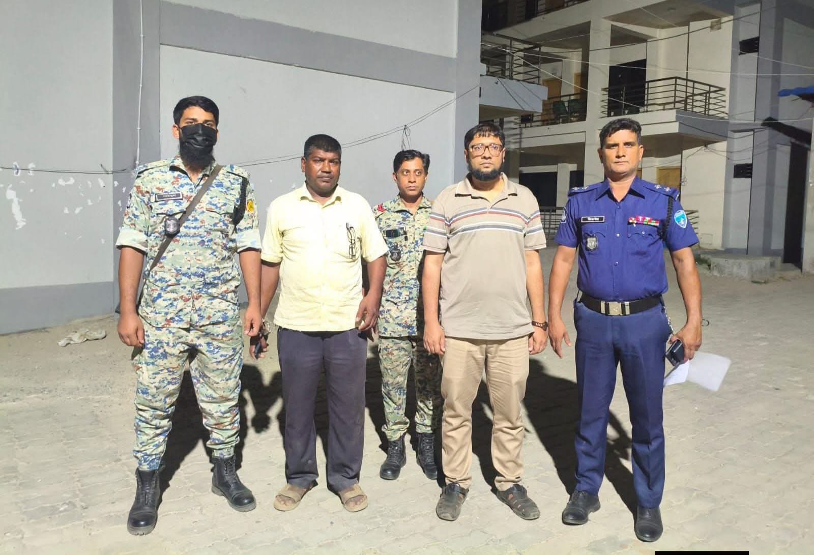 লামায় মাতামুহুরী নদীতে অবৈধ বালু উত্তোলন, ফের জেলে ‘বালু খেকো’ শাহাদাত