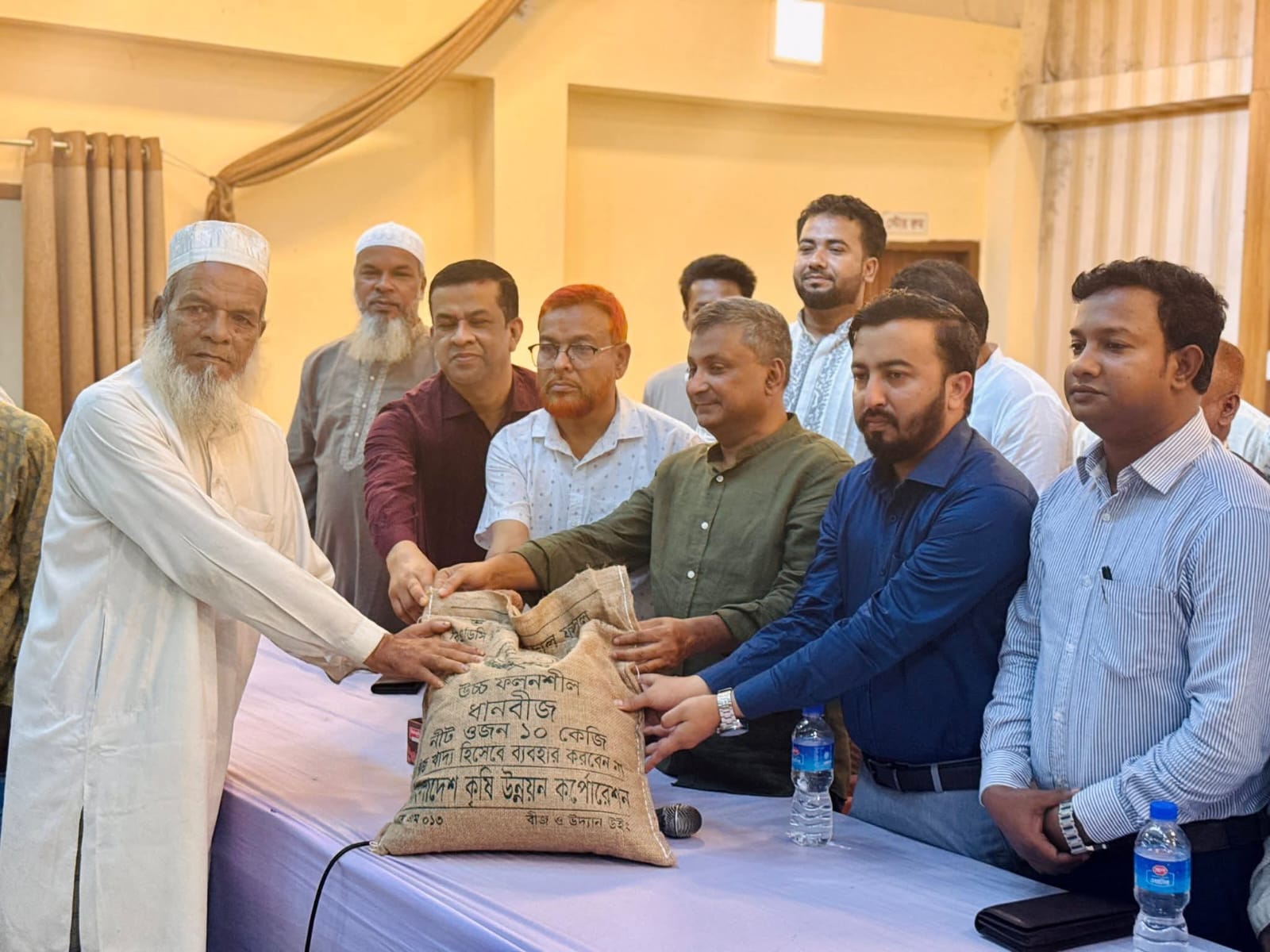ফটিকছড়িতে কৃষকদের মাঝে বিনামূল্যে সার ও আউশ ধানের বীজ বিতরণ
