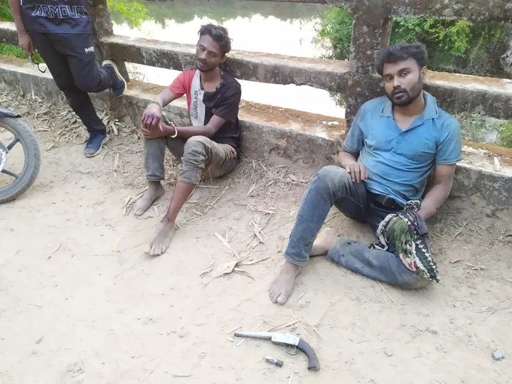 নাইক্ষ্যংছড়িতে কাটা বন্দুকসহ দুই যুবক আটক