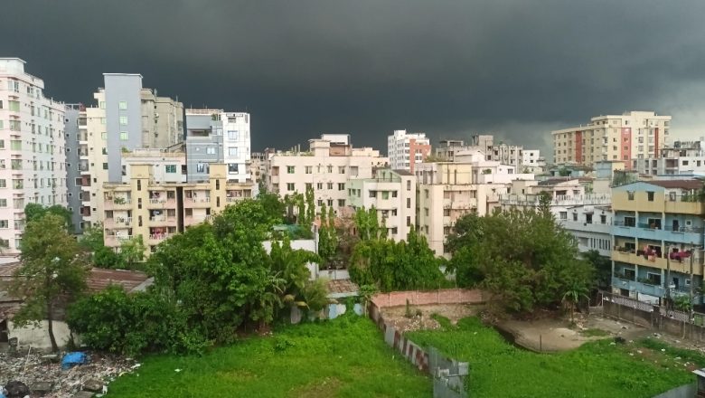 স্বস্তির বৃষ্টিতে ভিজল চট্টগ্রাম, কমলো তাপদাহ