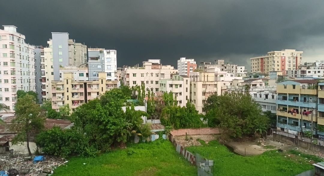 স্বস্তির বৃষ্টিতে ভিজল চট্টগ্রাম, কমলো তাপদাহ