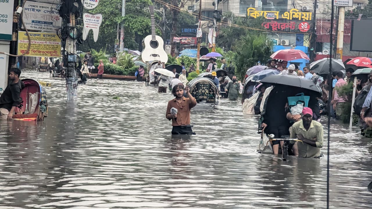 ভারি বৃষ্টিতে জলাবদ্ধতা, নগরবাসীর ভোগান্তি