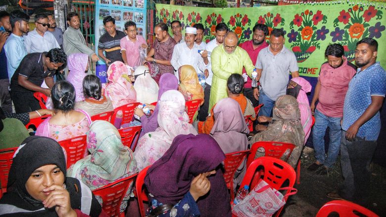 হালিশহরে এসএসসি পরীক্ষার্থীদের অভিভাবকদের মাঝে যুবদলের নাস্তা বিতরণ
