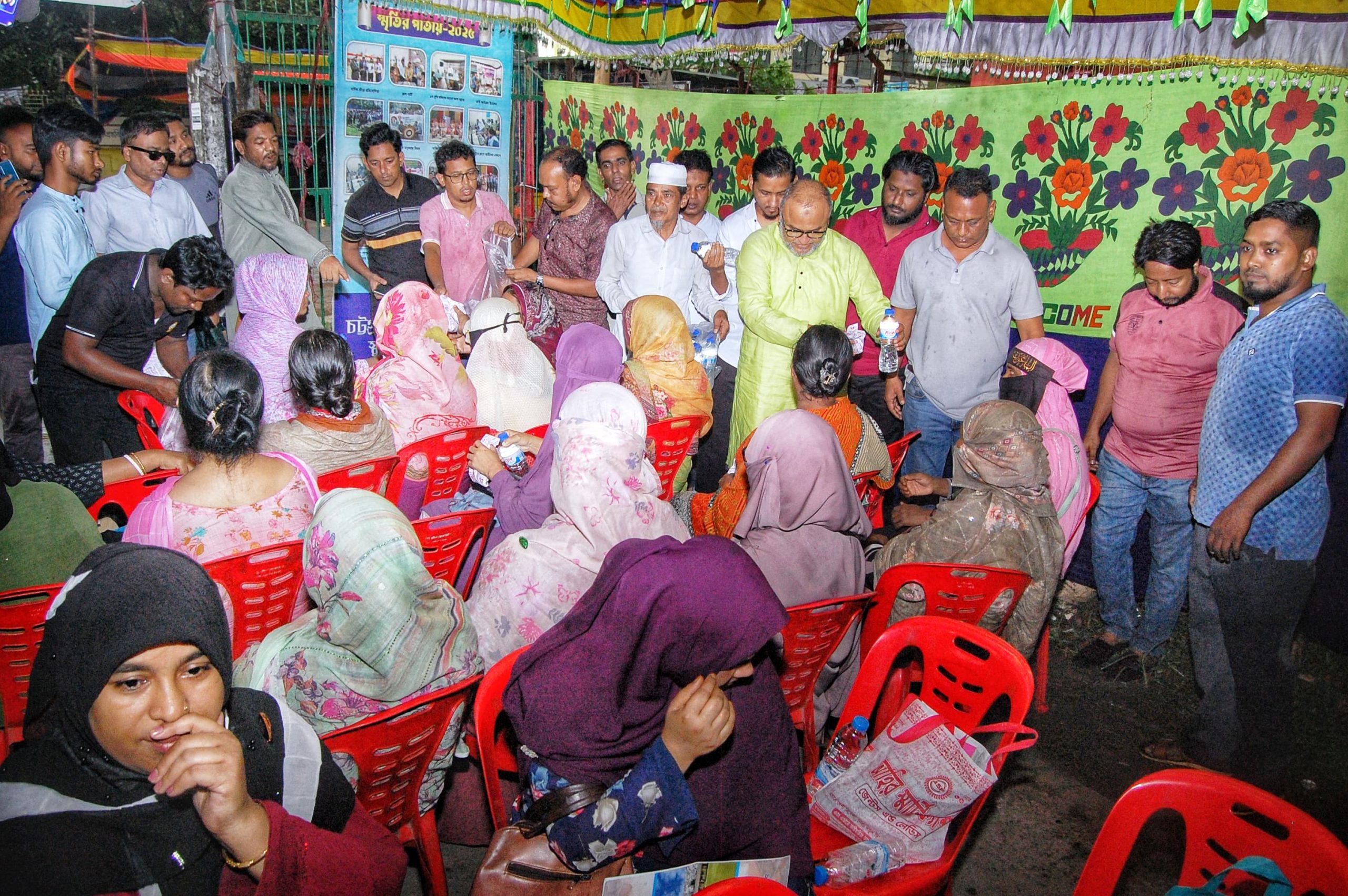 হালিশহরে এসএসসি পরীক্ষার্থীদের অভিভাবকদের মাঝে যুবদলের নাস্তা বিতরণ