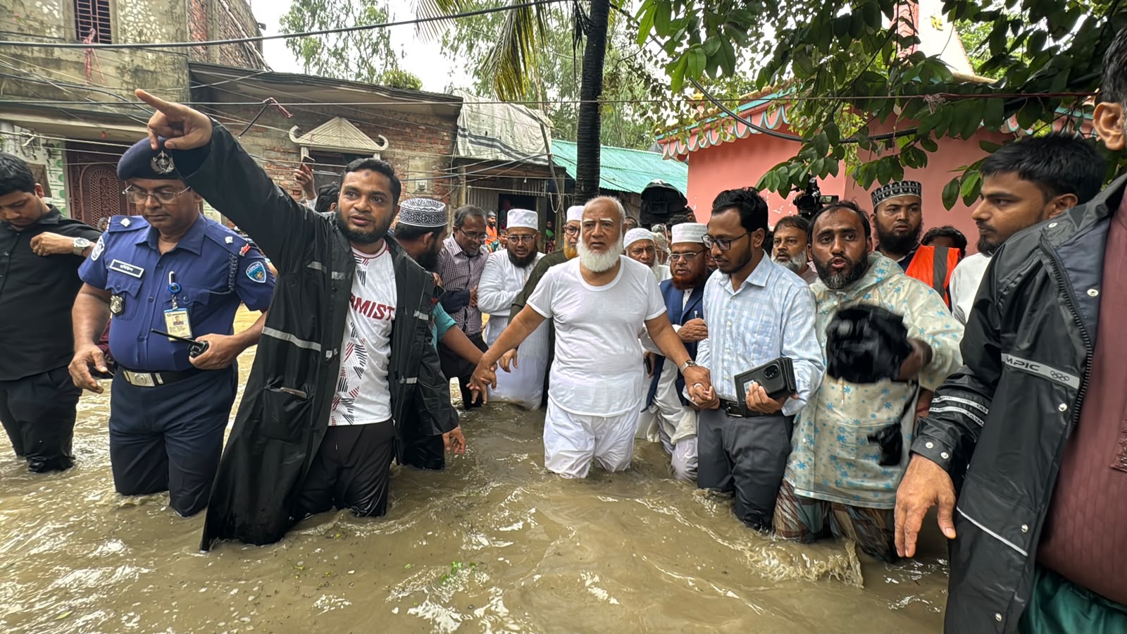 কোমরসমান পানিতে নেমে বন্যাদুর্গতদের পাশে জামায়াত আমির